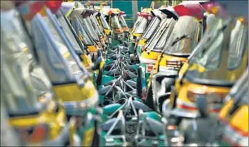  ?? BURHAAN KINU/HT PHOTO ?? Auto rickshaws stand unused at Sadar Bazar in New Delhi, as the nationwide lockdown entered Day 11 on Saturday.