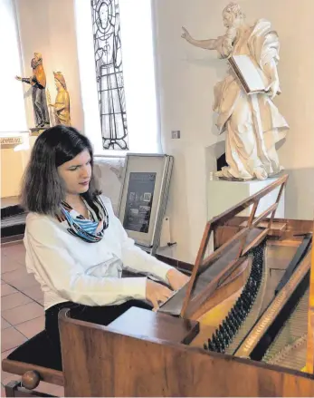 ?? FOTO: M. KNIELE ?? Katja Poljakova spielt am Conrad-graf-flügel, der im Erdgeschos­s des Spitals zum Heiligen Geist steht, drei Sonaten von Beethoven ein.