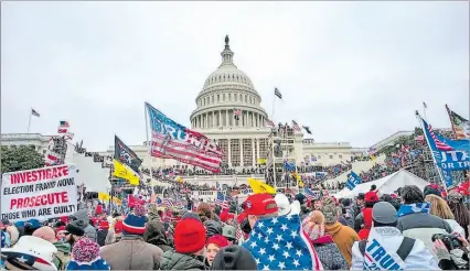  ?? EL PAÍS ?? Washington. Los seguidores de Donald Trump, en el exterior del Capitolio. Una foto del 6 de enero de 2021.