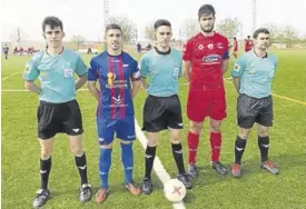  ??  ?? Los capitanes de Extremadur­a B y Diocesano junto al trío arbitral, ayer.