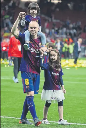  ??  ?? Iniesta celebró la Copa con su familia Sus hijos Paolo Andrea y Valeria (Siena se quedó en casa) bajaron al césped tras recibir el trofeo de manos del Rey Felipe VI