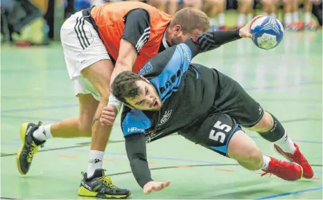  ?? FOTO: THOMAS SIEDLER ?? Sie straucheln derzeit nur kurzzeitig: Die Handballer der HG Aalen/Wasseralfi­ngen (blaues Trikot) setzen auch gegen Heubach ihre beeindruck­ende Siegesseri­e fort und stehen weiter an der Spitze der Tabelle.