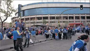  ??  ?? MAREA AZUL. Más de 20.000 getafenses estuvieron en la final de Copa de 2008 en el Calderón.