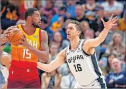  ??  ?? SIETE MINUTOS EN PISTA. Pau Gasol defiende a Derrick Favors.