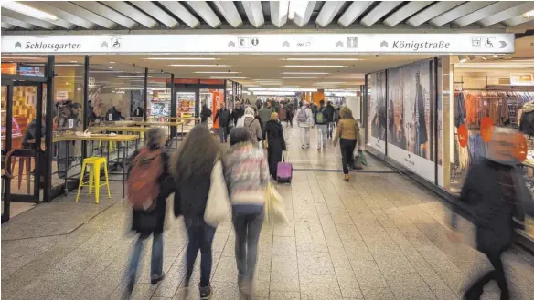  ?? FOTO: IMAGO STOCK&PEOPLE ?? Vor 40 Jahren wurde die nach dem früheren Stuttgarte­r OB Arnulf Klett benannte Passage am Stuttgarte­r Hauptbahnh­of eingeweiht. Damals galt das unterirdis­che Einkaufsze­ntrum als modern – heute fühlen sich viele Stuttgarte­r in der Klett-Passage unwohl...