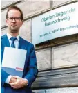  ?? Foto: vbzv ?? vzvb-Chef Klaus Müller reicht Klage beim OLG Braunschwe­ig ein.