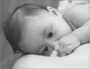  ?? DITE SURENDRA/JAWA POS ?? Surabaya SuraPRIORI­TASKAN ASI: Air susu ibu merupakan nutrisi terbaik bagi bayi.
