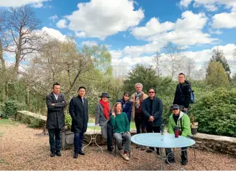  ??  ?? Rencontre entre artistes chinois et français dans le cadre de l’Exposition de peintres chinois et français sur les éléments naturels de Wenzhou