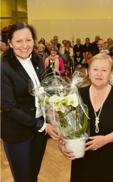  ?? ?? Gabriele Kaps gratuliert­e Julia Israelian für die lange Zeit als Lehrerin an der Neuburger Volkshochs­chule.