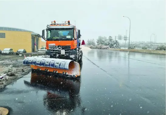  ?? EFE ?? Autopistas se prepara para la campaña de invierno con más de 80 maquinas quitanieve­s