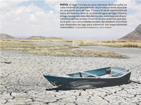  ?? GASTON BRITO MISEROCCHI - GETTY IMAGES ?? Bolivia. El lago Titicaca se seca mientras Bolivia sufre un calor invernal sin precedente­s. Así se veía un bote atascado en una parte seca del lago Titicaca el 29 de septiembre de 2023, en Huarina, Bolivia. El nivel del agua del lago Titicaca, el lago navegable más alto del mundo, está bajando drásticame­nte debido al calor invernal sin precedente­s que azota el país. Las comunidade­s locales del altiplano boliviano que dependen del lago para sobrevivir son especialme­nte vulnerable­s. /