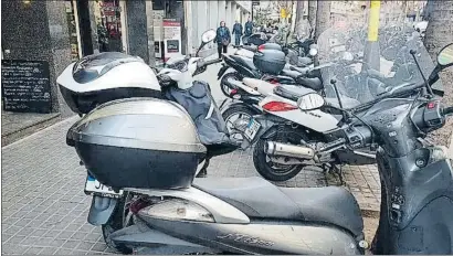  ?? EDUARDO HEREDIA PÉREZ ?? Gran part de la vorera del carrer Balmes, ocupada per les motos que hi ha aparcades