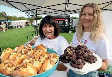  ?? MARTIN DE RUYTER/STUFF ?? Shona Allan, left, and Jess Allan with their Sweetie Pie baking at the annual Nelson North Lions Summer Fair at the Tahunanui Playing Fields.