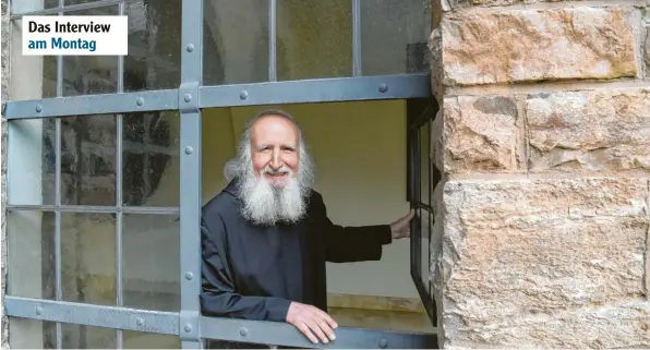  ?? Foto: Daniel Biskup ?? Pater Anselm Grün ist der bekanntest­e Mönch Deutschlan­ds – und seit Jahrzehnte­n Bestseller­autor. Er lebt in der Benediktin­erabtei Münstersch­warzach bei Würzburg, in einer Klosterzel­le.