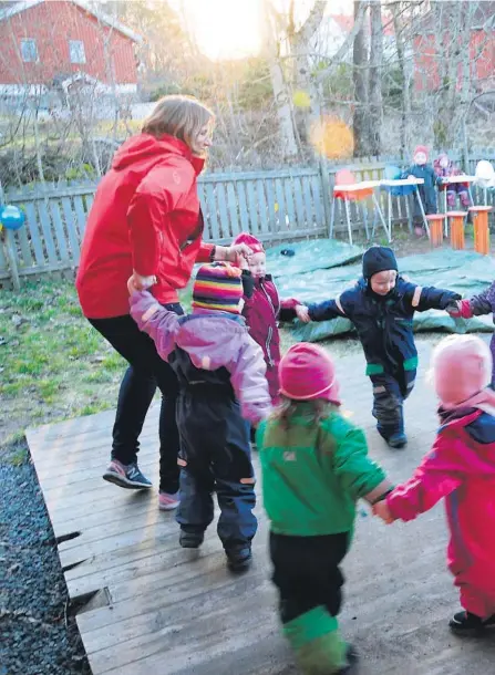  ??  ?? DANS: Solveig Woie Christians­en tar en del av barna med seg i dansen for å feire at hun og Håvard Orlien har vaert barne-hageeiere i ett år.