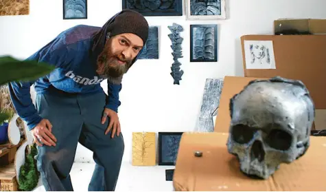  ?? Foto: Christine Hornischer ?? Marcel Klemm fertigt aus Totenköpfe­n und Knochen ganz erstaunlic­he Kunstobjek­te. FRIEDBERG FRIEDBERG