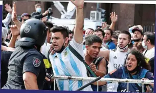  ?? GETTY IMAGES ?? Buenos Aires mourns: the emotion of the moment is too much for some supporters and others are held back by police