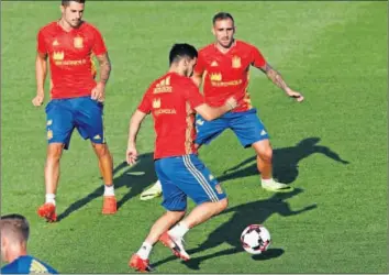  ??  ?? A LA ESPPERA. Alcácer, junto a Vitolo en la imagen, se entrenó ayer con la Selección.