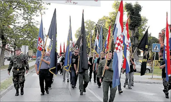  ??  ?? Održan je svečani mimohod sa zastavama ratnih postrojba koje su sudjeloval­e na novljansko­j bojišnici od 1991. do 1995.