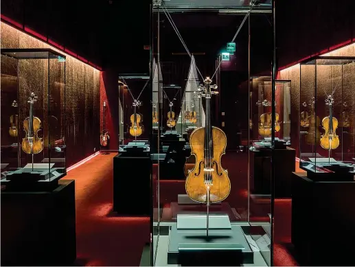  ??  ?? Lo scrigno dei tesori La sala più importante del al Museo del Violino di Cremona. Nella sala sono esposti i più importanti strumenti dei grandi maestri classici cremonesi appartenen­ti alla collezione del Comune di Cremona e della Fondazione Walter...