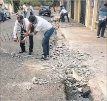  ?? CORTESÍA ?? Operativo. Demolición de rampas no autorizada­s en Puerto Azul.