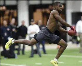  ?? CLIFF GRASSMICK — ASSOCIATED PRESS ?? Chidobe Awuzie goes through coverage drills for NFL scouts March 8 in Boulder, Colo.
