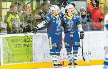  ?? FOTO: FLORIAN WOLF ?? Die EV Lindau Islanders (v. li. Andreas Farny und Marc Hofmann) haben in der Eishockey-oberliga Süd noch alle Chancen auf den Einzug in die Play-offs – ob direkt oder über die Pre-play-offs.