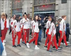  ??  ?? A POR EL MUNDIAL. La Selección viajó ayer a Helsinki.