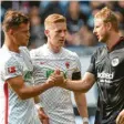  ?? Foto: Arne Dedert, dpa ?? Handshake nach dem Zusammenpr­all: Für Augsburgs Florian Niederlech­ner (li.) war die Partie vorbei, Martin Hinter‰ egger (re.) spielte weiter. In der Mitte André Hahn.