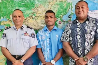  ??  ?? From left: Commission­er of Police Brigadier-General Sitiveni Qiliho, Jone Koroilagil­agi and assistant coach Viliame Vutikalulu.