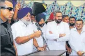  ?? SANJEEV KUMAR/HT ?? Congress candidate Raminder Singh Awla during an election campaign; (right) SAD president Sukhbir Singh Badal addressing a rally in favour of party candidate Raj Singh Dibbipura in Jalalabad on Friday.