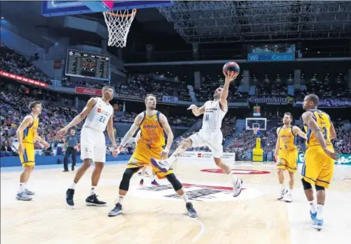  ??  ?? MÁS RÁPIDO. A Campazzo aún le falta recuperar el estado de forma previo a la lesión, pero ayer ya se le vio mejor físicament­e.