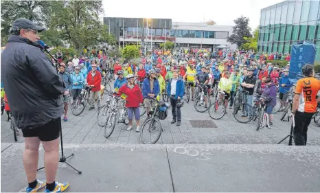  ?? FOTO: SYBILLE GLATZ ?? Die Rad-Demo in Baienfurt und Bergatreut­e war gut besucht: 600 Radler kamen, um für einen Radweg auf der gefährlich­en Landstraße zu demonstrie­ren. Links im Bild Bergatreut­es Bürgermeis­ter Helmfried Schäfer.
