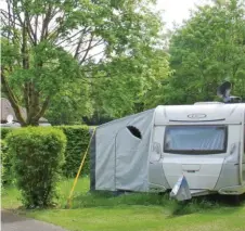  ??  ?? Les sangles de haubanage ou anti-tempête sont indispensa­bles dès que l’on monte l’auvent pour plusieurs mois. Ou dès que la météo s’annonce tourmentée…