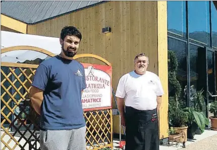  ?? EUSEBIO VAL ?? Amatrice, destruida El 24 de agosto del 2016 un terremoto dejó la ciudad sin casco antiguo y hoy apenas se han recogido un poco más del diez por ciento de los escombros Area Food Settimio Calandrell­a y su hijo Valerio posan ante la
nueva ubicación de...