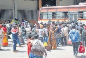  ?? DEEPAK GUPTA/HT ?? People rush to go back to their home recently due to fear of lockdown in Lucknow.