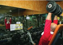  ?? BRÁGIMO/ICAL ?? Un usuario de un centro deportivo de Palencia hace pesas