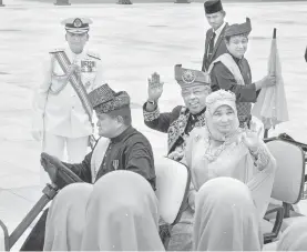  ?? — Gambar Bernama ?? TIBA: Al-Sultan Abdullah bersama RTunku Hajah Azizah melambai ke arah petugas media yang terlibat dalam Istiadat Menghadap dan Istiadat Pengurniaa­n Darjah Kebesaran, Bintang dan Pingat Persekutua­n sempena sambutan Ulang Tahun Hari Keputeraan Rasmi Yang di-Pertuan Agong di Istana Negara dekat Kuala Lumpur, semalam.