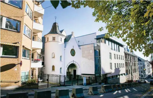  ?? FOTO: NTB SCANPIX ?? Det Mosaiske Trossamfun­ns synagoge i Oslo har både blitt utsatt for hærverk og blitt skutt mot. Derfor er det satt opp sikring rundt bygget.