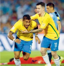  ?? FOTO ?? En la imagen aparece Paulinho, quien fue la gran figura del compromiso al anotar una tripleta para Brasil.