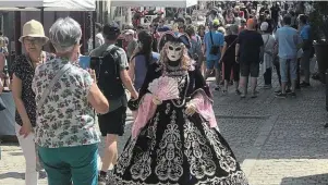  ?? | PHOTO : OUEST-FRANCE ?? Parade des costumés dans les ruelles de Clisson.