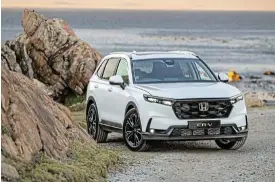  ?? ?? The new CR-V is 115mm longer than its predecesso­r and 10mm wider. Reposition­ed A-pillars and doormounte­d mirrors improve visibility.