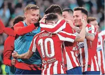  ??  ?? Ángel Correa, que ingresó de cambio, fue determinan­te para que el Atlético venciera 2-1 de visita al Real Betis.