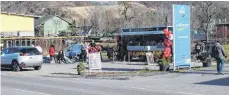  ?? FOTO: ELISABETH SOMMER ?? Mit der Eröffnung des Imbisswage­ns an der Ehinger Straße in Schelkling­en herrschte gleich sehr viel Betrieb.