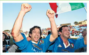  ??  ?? No place like Rome: Diego Dominguez (left) leads the Italian celebratio­ns after their 2003 triumph over Wales