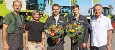  ?? FOTO: ANDRÉ KÜHNE ?? STZ-Geschäftsf­ührer Gottfried Floß (von rechts) mit Tobias Kögler und Jakob Thrum, der Ausbildung­sverantwor­tlichen Sabine Drechsler und dem Ausbilder Michael Fritzsche.