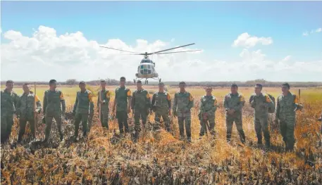  ??  ?? En los trabajos para erradicar los incendios en Sian Ka’an se cuenta con el apoyo de un helicópter­o de la Sedena y 26 elementos. Además hay 168 combatient­es de la Conafor, ocho guardaparq­ues de la Conanp y 13 elementos de la dirección de Protección Civil del municipio de Felipe Carrillo Puerto.