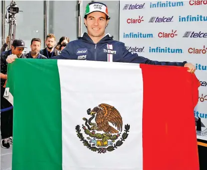  ??  ?? Orgulloso y sonriente, el tapatío Checo Pérez sostuvo la bandera de México