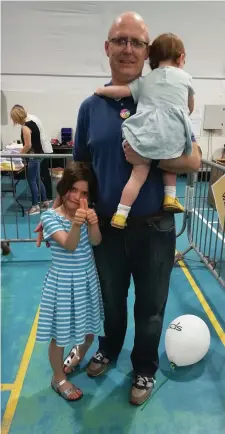  ??  ?? Enda Lynch of Dooniskey, Lissarda, Macroom with his two daughters, Claudia (6) and Ainsley at the Colaiste Choilm count centre in Ballincoll­ig.