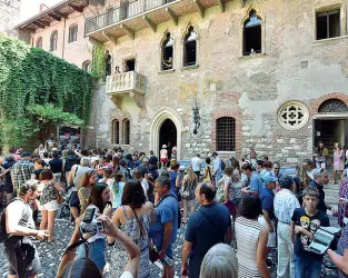  ??  ?? Nuovi accessi Sono due i progetti in gara per ristruttur­are la Casa di Giulietta